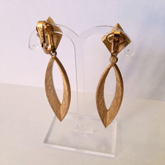 Vintage Trifari Earrings Gold Tone Dangle Clip Ons Large Statement Jewelry - Picture 8 of 16